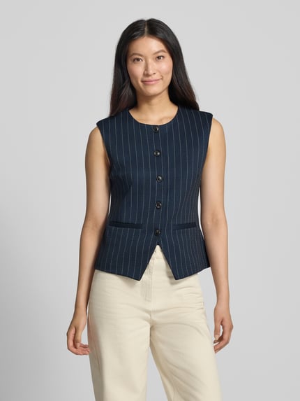 Frauenmodel trägt Weste mit Viskose-Anteil Modell 'Rowan' von b.young in Dunkelblau mit feinen weißen Streifen, Paspeltaschen, Rundhalsausschnitt, taillierte Passform, elastischer Material-Mix, Knopfleiste, Ganzkörperansicht von vorne.