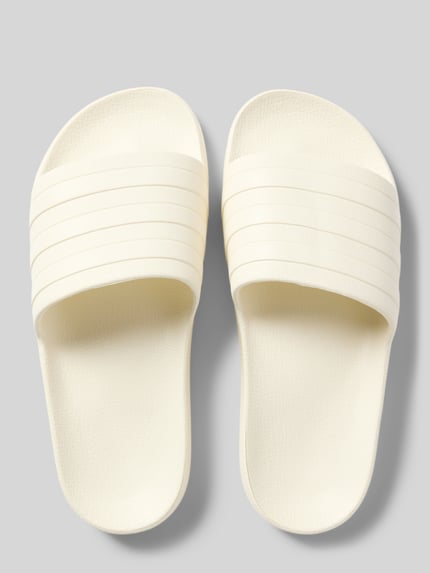 Produktfoto, Badeschuhe mit Label-Prägung Modell 'ADILETTE AQUA' von adidas in Creme mit Optik: Unifarben, flach, Signature-Streifen, Schlupf/offen.