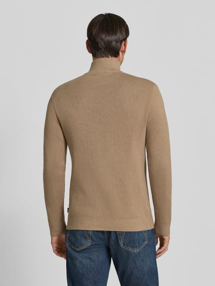 Männermodel trägt Slim Fit pullover van puur katoen Model 'MILANO' van JACK & JONES premium, schipperskraag, tricotlook, ruglengte maat M 73 cm, mouwlengte maat M 68 cm, zandbruin, gebreide structuur, Ganzkörperansicht Rückansicht.