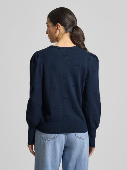 Vrouwenmodel draagt donkerblauw gebreid jack van viscosemix met stretch, getailleerde pasvorm, ribboorden, model 'MANINA' van B.Young, ruglengte maat S 53 cm, mouwlengte 64 cm, rugaanzicht, detailopname.