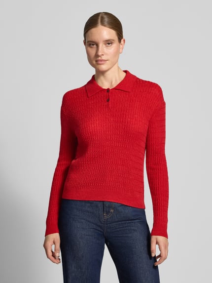 Frauenmodel trägt Regular Fit Strickpullover aus Woll-Mix mit Alpaka-Anteil von Closed, Zopfmuster, rot, Polo-Kragen, Langarm, Nahaufnahme Oberkörper.