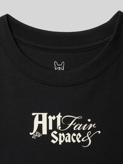 Produktfoto, schwarzes T-Shirt mit beigem Motiv-Print, reine Baumwolle, gerader Schnitt, Rundhalsausschnitt, T-Shirt mit Motiv-Print von Jack & Jones, Kindergröße 140, Rückenlänge 54 cm, glatte Textur