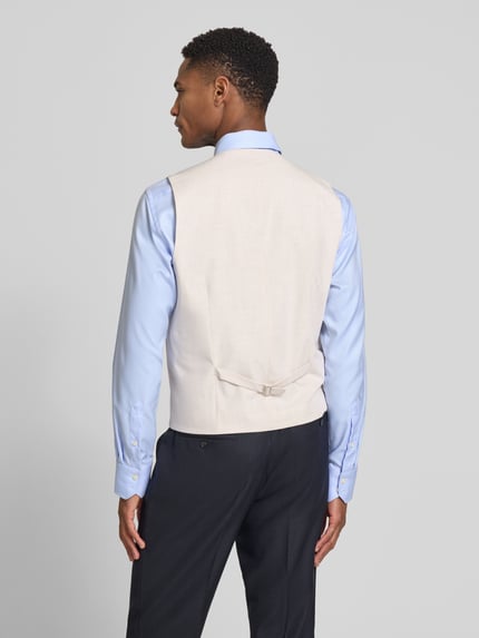 Männermodel trägt Regular Fit Weste mit Viskose-Anteil von HECHTER PARIS, beige, glatte textuur, V-hals, rugaanzicht, Ganzkörperansicht Rückansicht.