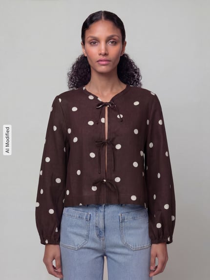 Frauenmodel trägt Regular Fit Bluse mit Zierschleifen von Jake*s Casual, braun mit weißen Punkten, Leinen-Viskose-Mix, Nahaufnahme Oberkörper.