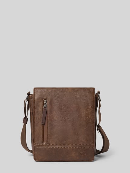 Productfoto, bruine Crossbody Bag in Leerlook Model 'TRACES' van camel active met siernaad, ritsvak, verstelbare schouderband, hoofdvak met overslag, breedte 24 cm, lengte 24 cm, diepte 4 cm, schouderbandlengte 94 cm.