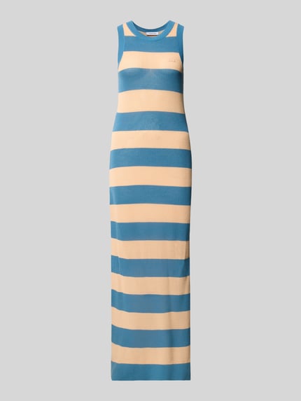 Produktfoto, Enganliegendes Strickkleid aus reiner Baumwolle van Lacoste in blauw met beige gestreept two tone design, midi lengte, ronde hals, mouwloos, logo-stiksel, zijsplit, structuur: fijngebreid katoen.