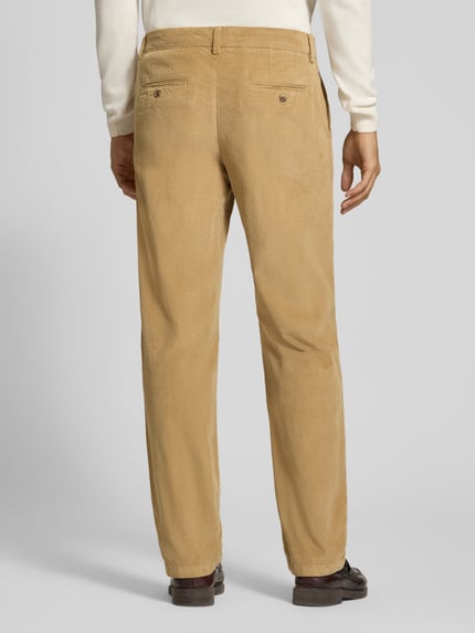 Mannelijk model draagt Regular Fit Hose mit Bundfalte van Selected in effen beige cord, structuur, gulp met knoop, bandplooi, riemlussen, volledige achteraanzicht.
