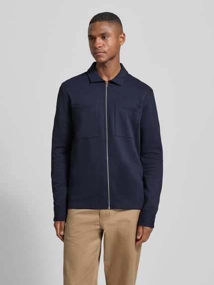 Męski model nosi Regular Fit Sweatjacke aus Baumwoll-Mix Modell 'JACKIE' od SELECTED HOMME, granatowa, długi rękaw, piqué, widok z przodu, zdjęcie całej sylwetki.