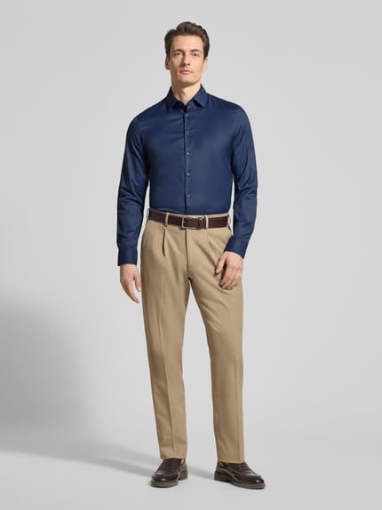 Männermodel trägt Slim Fit Business-Hemd mit Kentkraag van Jake*s, materiaalmix met stretch, knoopsluiting, ganzlichaamsaanzicht van voren