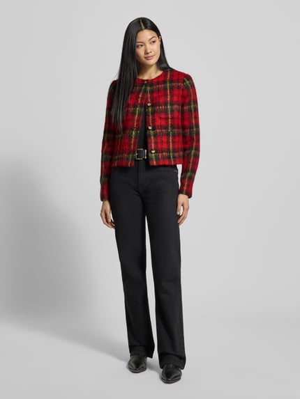 Modelka nosi Regular Fit Blazer mit Rundhalsausschnitt Modell 'MIRALEE' od Lauren Ralph Lauren, materiał z dodatkiem alpaki, czerwono-czarna krata, zapięcie na guziki; widok całej sylwetki z przodu.