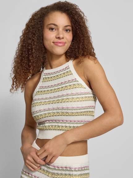 Frauenmodel trägt Cropped Stricktop in Jacquard-Strick von Review mit Streifenmuster aus reiner Baumwolle, Nahaufnahme Oberkörper.