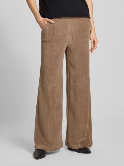 Vrouwenmodel draagt Cordhose met Eingrifftaschen und elastischem Bund van Smith and Soul, wijde pijpen, katoenmix, close-up vooraan.