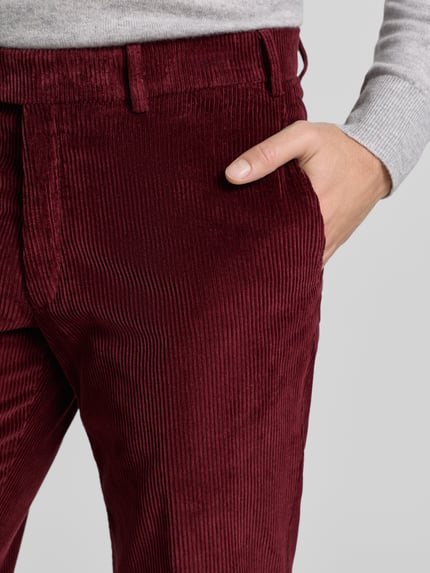 Männermodel trägt Cordhose mit Gesäßtaschen Modell 'PARMA' von Hiltl, Reine Baumwolle, Gerader-Schnitt, Nahaufnahme Oberkörper, Kontext: Französische Eingrifftaschen, Knopf-Reißverschluss, Bundweite 40 cm, Innenbeinlänge 83 cm bei Größe 50.