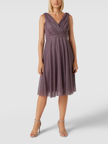 Vrouwenmodel draagt Regular Fit Kleid mit Glitzer-Mesh van TROYDEN COLLECTION, paars, knielang, mouwloos, V-hals, taillering, vooraanzicht volledig lichaam.
