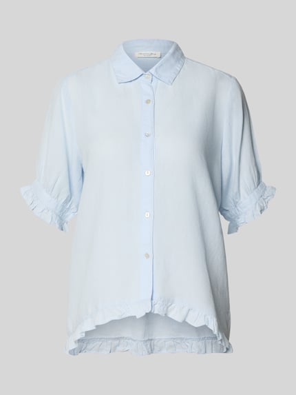 Productfoto, Bluse mit Leinen-Anteil und Rüschensaum van Christian Berg Woman, lichtblauw, viscosemix, regular fit, overhemdkraag, knoopsluiting, mouwen met ruches, achterzijde met verlengde ruchezoom, ruglengte maat 36: 68 cm, mouwlengte maat 36: 30 cm.