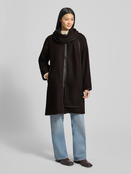 Frauenmodel trägt Oversized Mantel mit Schalkragen Modell 'FORTUNE MANJA' von Vero Moda in Melange-Optik mit Kontraststreifen, Filz, Ganzkörperansicht von vorne.