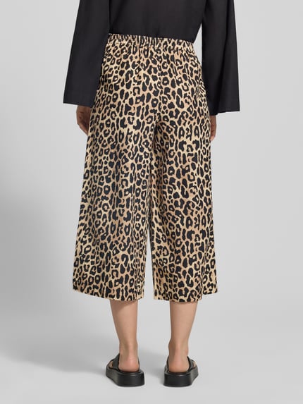 Vrouwenmodel draagt stoffen broek van viscosemix in all-over look model 'PRISILLA' van Vila, mix van viscose en linnen, wide leg, elastische band, bandwijdte maat 36: 35 cm, binnenbeenlengte maat 36: 56 cm, achteraanzicht volledige lichaamsopname.