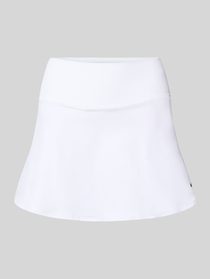 Produktfoto, Minirock im 2-in-1-Look mit Logo von NIKE TRAINING in Weiß, A-Linie, elastischer Bund, glatte Textur, Markenlogo sichtbar