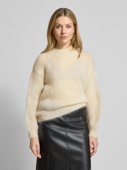 Kobiece model prezentuje Relaxed Fit Strickpullover aus Mohair-Mix Modell 'CAMILLE' od VILLA SOPHIE, kremowy, dzianina, długi rękaw, rundy dekolt, widok całej sylwetki z przodu.