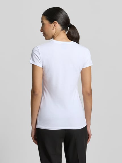Vrouwenmodel draagt T-shirt met V-hals en labelstitching van Armani Exchange in wit, mix van katoen en elastaan, regular fit, ruglengte maat S 63 cm, volledige lichaamsweergave achteraan.