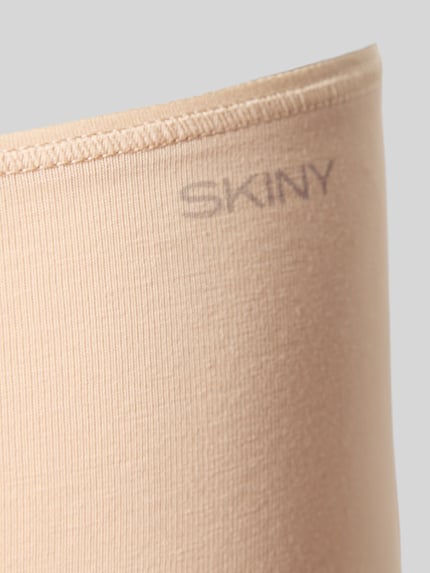 Produktfoto, hautfarbener Slip mit Logo und elastischem Bund von SKINY, feine Rippenstruktur, Damen Slip Baumwoll-Elasthan-Mix, Nahaufnahme