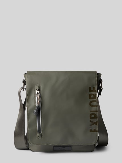 Produktfoto, Heren schoudertas met statementprint, ritsvak, verstelbare schouderband, Model 'EXPLORE' van camel active, kleur olijfgroen, Hoofdvak met overslag, Breedte 24 cm, Lengte 26 cm, Diepte 7 cm, bandlengte 108 cm