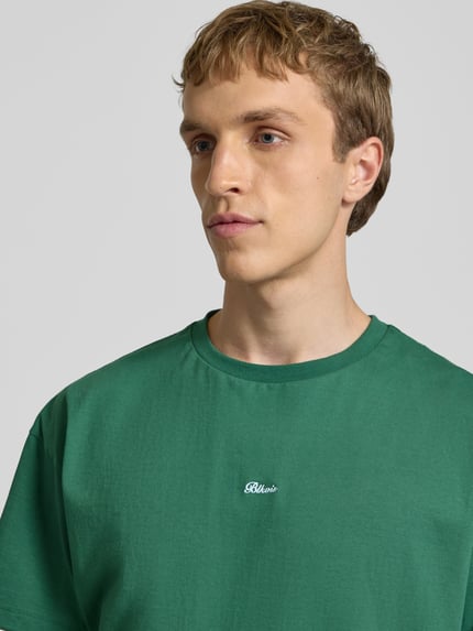 Männermodel trägt Regular Fit T-Shirt mit Logo-Stitching von BLKVIS in Grün aus Reine Baumwolle mit Rundhalsausschnitt, Nahaufnahme Oberkörper.