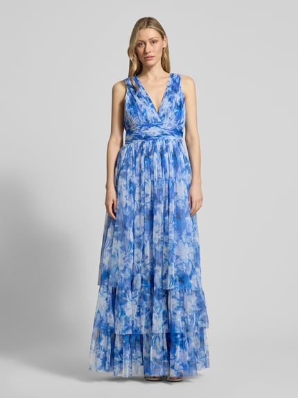 Vrouwenmodel draagt avondjurk met volantzoom en V-hals van LACE & BEADS, chiffon, A-lijn, maxi-jurk, blauwe bloemenprint, voorkant, geheel.
