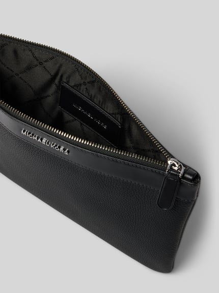 Produktfoto, Travel Pouch aus echt leer van Michael Kors met logodetail, structuurpatroon, ritssluiting, zwart, breedte 30 cm, lengte 19 cm, diepte 2 cm, bandlengte 16 cm