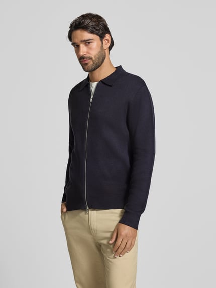 Männermodel trägt Cardigan mit Zweiwege-Reißverschluss Modell 'MILANO' von JACK & JONES Premium, dunkelblau, Baumwolle, Regular Fit, Umlegekragen, Ganzkörperansicht von vorne.