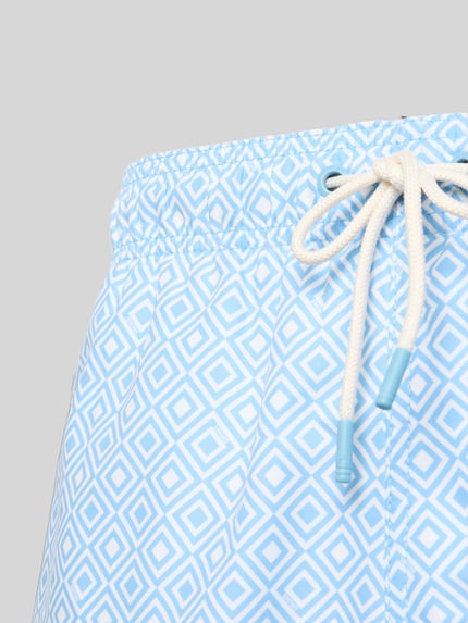 Produktfoto, Badehose mit Label-Patch Modell 'Mike' von Shiwi für Herren im Loose-Fit mit elastischem Bund, Kordelzug und Gesäßleistentasche, blau-weißes grafisches Muster, feine Webstruktur.