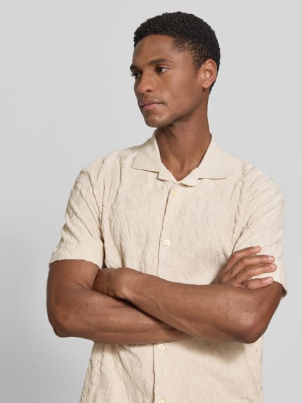 Männermodel trägt Regular Fit Freizeithemd aus reiner Baumwolle von Marc O'Polo, Optik: Unifarben, Materialverarbeitung: Jacquard, Nahaufnahme Oberkörper.