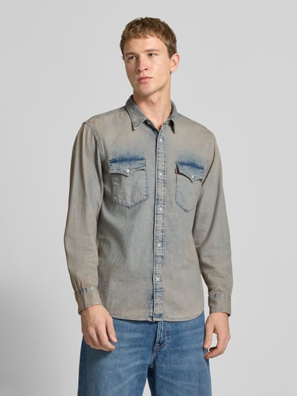 Männermodel trägt Relaxed Fit Jeanshemd mit Brusttaschen Modell 'WESTERN' von Levi's®, Reine Baumwolle, Knopfleiste, Ganzkörperansicht von vorne.