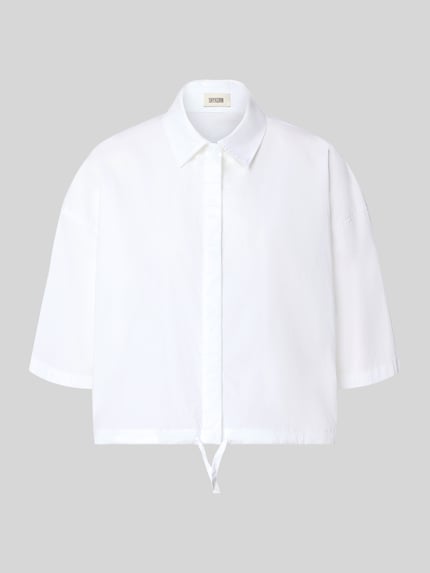 Produktfoto, weiße Regular Fit Bluse aus elastischem Baumwoll-Mix Modell 'LAINAY' von DRYKORN, glatte Oberfläche, Hemdblusenkragen, Tunnelzug am Saum