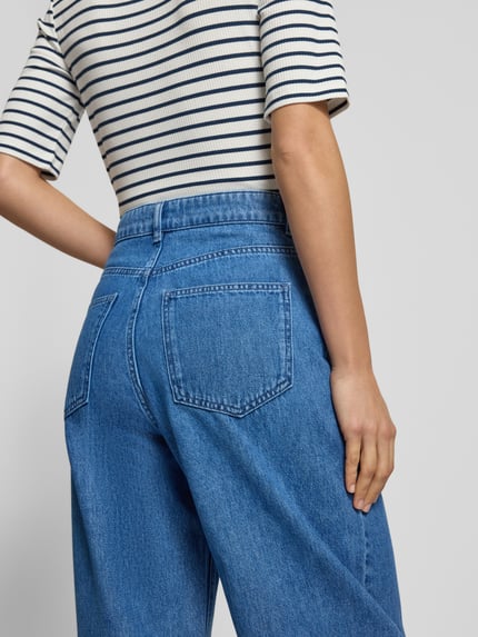 Frauenmodel trägt Barrel-Leg-Fit Jeans - curated by Tinvcb von SIC, blau, Taschen, mittlere Bundhöhe, Ganzkörperansicht Rückansicht.