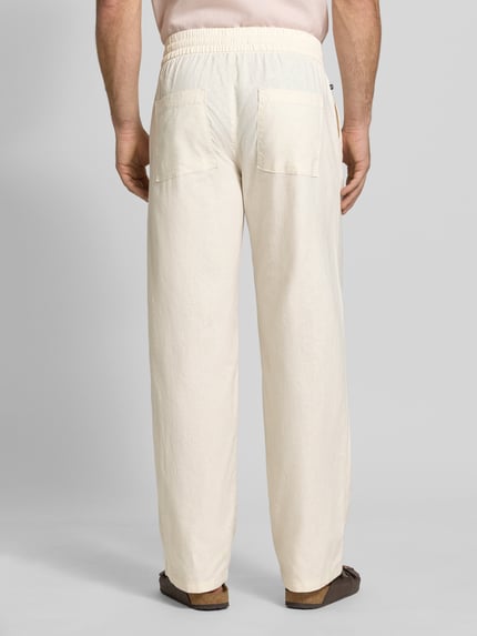 Męski model nosi Regular Fit Hose aus Leinen-Baumwoll-Mix Modell 'barton' od Matinique, kolor jasny beż, elastyczny pas, krój regular fit, szerokość w rozmiarze M: 42 cm, długość nogawki wewnętrznej w rozmiarze M: 81 cm, widok całej sylwetki od tyłu.