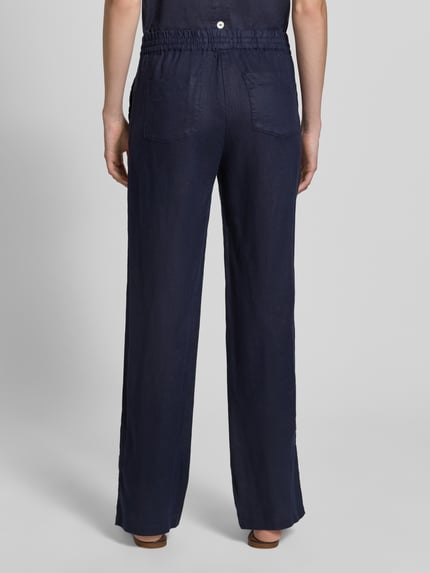 Frauenmodel trägt Leinenhose mit elastischem Bund und Gesäßtaschen von Christian Berg Woman in Dunkelblau, Reines Leinen, Regular-Fit, Ganzkörperansicht Rückansicht.