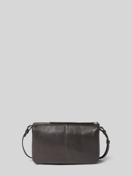 Produktfoto, Crossbody Bag aus Echtleder Modell 'Nina' von LIEBESKIND BERLIN mit Logo-Detail, geteiltem Hauptfach, Reißverschluss und schmalem Schulterriemen, Maße Breite: 24 cm, Länge: 15 cm, Tiefe: 6 cm, Riemenlänge: 120 cm, glatte dunkelbraune Oberfläche