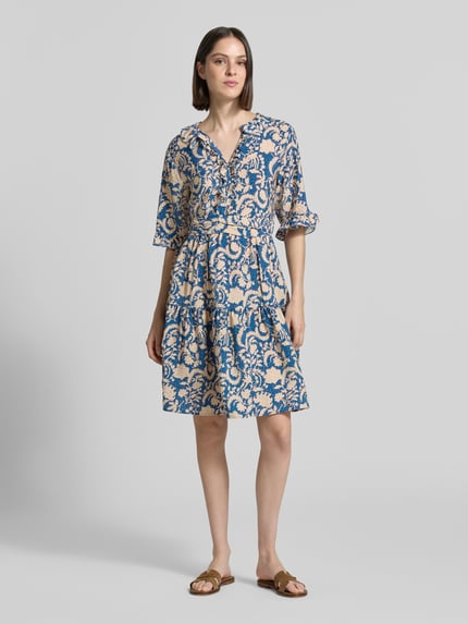Vrouwenmodel draagt knielanges Kleid aus Viskose im Allover-Look van Christian Berg Woman in A-lijn met V-hals, volants en strikceintuur, zuiver viscose, all-over look, knielengte, borstwijdte maat 36: 34 cm, mouwlengte maat 36: 32 cm, ruglengte maat 36: 100 cm, geheel lichaam vooraanzicht.