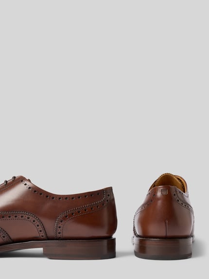Produktfoto, Derby aus Leder mit Schnürung Modell 'Winston' von Henry Stevens in Braun, abgerundete Spitze, Absatzhöhe 2 cm, Schafthöhe 7 cm, Schaftweite 12 cm, Glattleder mit feiner Lochmuster-Textur, neutrale Studioaufnahme.