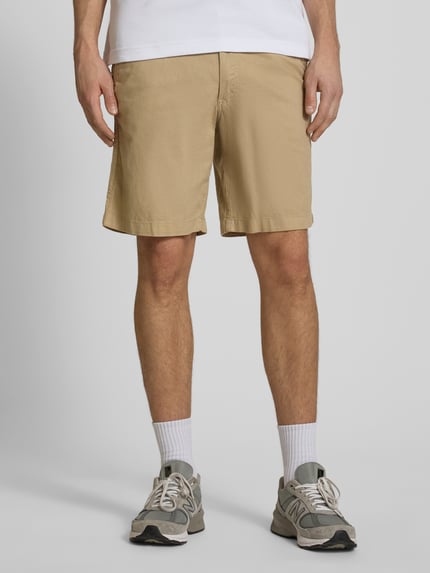 Männermodel trägt Shorts mit Tunnelzug Modell 'JAIDEN' von Jack & Jones aus Baumwoll-Leinen-Mix, Regular-Fit, Ganzkörperansicht von vorne.