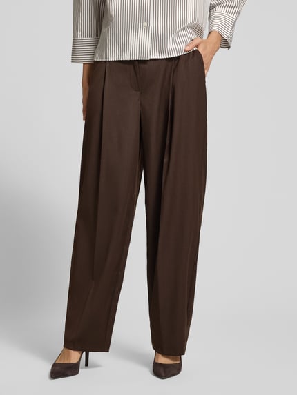 Frauenmodel trägt braune Regular Fit Gerade Hose mit Viskose-Anteil Modell 'Moira Bloom' von OPUS PANTS, Nahaufnahme Unterkörper