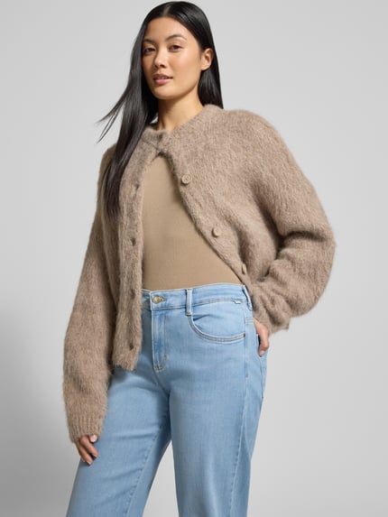 Vrouwenmodel draagt Flared Jeans met elastische tailleband model 'MAINE' van Brax, lichtblauw, katoenmix, flared cut, Nahaufnahme Oberkörper.