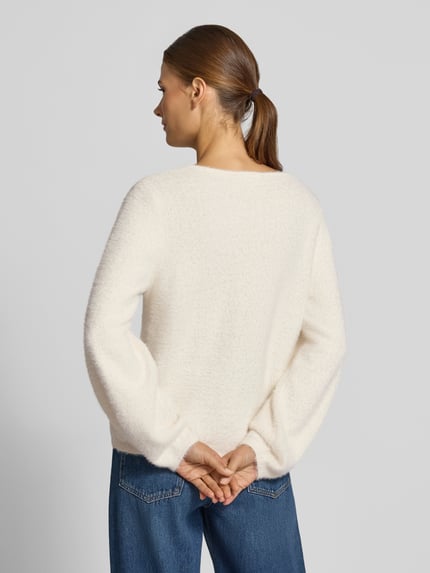 Frauenmodel trägt Strickpullover mit Rundhalsausschnitt von COMMA in Creme, strukturierte Oberfläche, Baumwoll-Mix, Rückenansicht, Ganzkörperansicht.