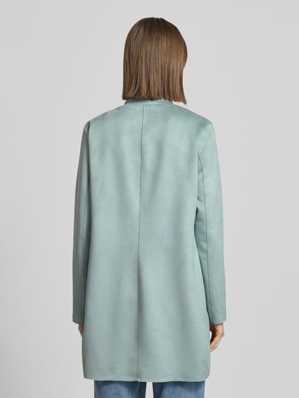 Kobiece modelka nosi Regular Fit Jacke in Lederoptik Modell 'SOHO' od Only, jasnoniebieska, gładka tekstura, krój regular fit, długi rękaw, klapy z wywinięciem, kieszenie boczne, widok całej sylwetki od tyłu