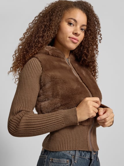 Frauenmodel trägt Regular Fit Strickjacke mit Kapuze Modell 'NAILA' von Juicy Couture in Braun mit gerippter Struktur und weichem Besatz, Nahaufnahme Oberkörper. Damen Strickjacke von Juicy Couture.