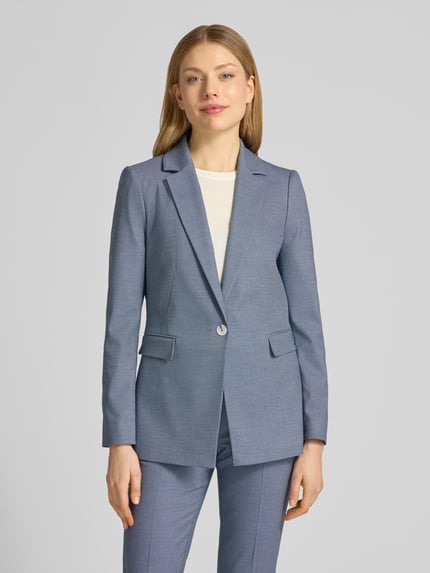 Frauenmodel trägt Regular Fit Balzer mit Viskose-Anteil von comma in Hellblau, Reverskragen, Pattentaschen, Knopfverschluss, Nahaufnahme Oberkörper.
