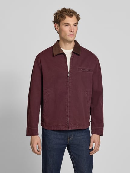 Männermodel trägt Regular Fit Jacke aus reiner Baumwolle von MCNEAL in Dunkelrot mit Cord-Umlegekragen, Ganzkörperansicht von vorne.
