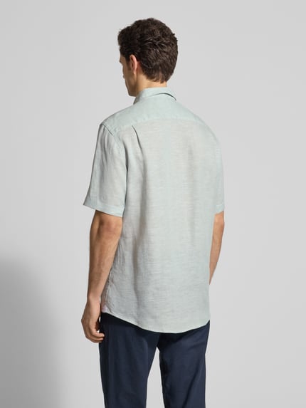 Männermodel trägt Regular Fit Freizeithemd aus Leinen von Christian Berg Men in hellem Blau, reine Leinenstruktur, Ganzkörperansicht Rückansicht.