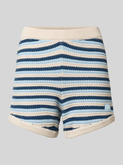 Produktfoto, Shorts in Strick-Optik von Pegador aus reiner Baumwolle, blau-weiß gestreift, elastischer Bund, Label-Patch, körpernahe Passform
